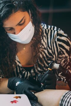 Haciendo tatuajes, piercing y dibujando tatuajes