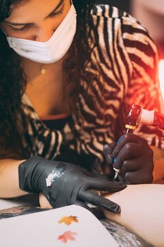 Haciendo tatuajes, piercing y dibujando tatuajes