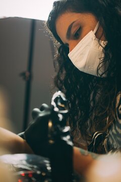 Haciendo tatuajes, piercing y dibujando tatuajes