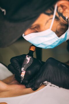 Haciendo tatuajes, piercing y dibujando tatuajes