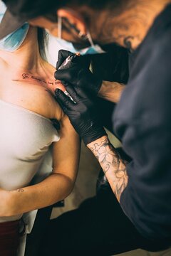 Haciendo tatuajes, piercing y dibujando tatuajes