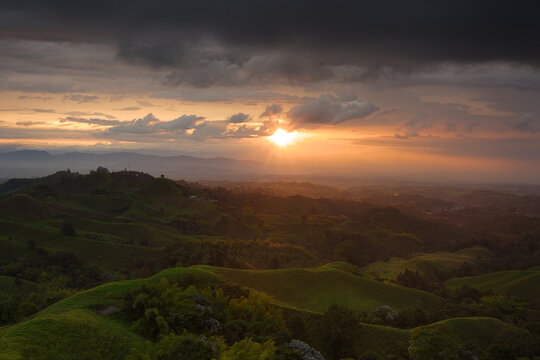 Coucher de soleil dans la r&eacute;gion du Quind&iacute;o en Colombie
