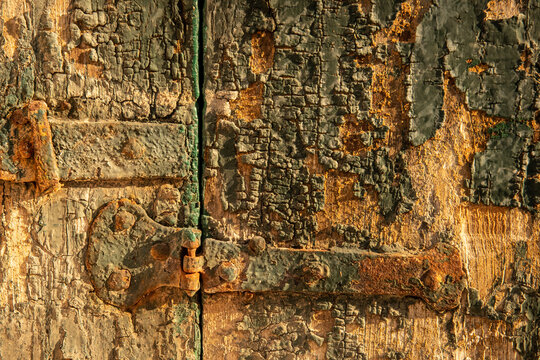 Rusty hinges on old wooden door 4568