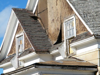 Old 2 Story Fixer Upper Foreclosure House Falling Apart