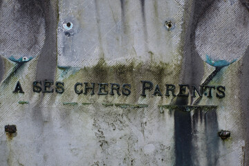 Inscriptions sur une tombe