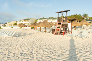 Playa con puesto salvavidas y camas