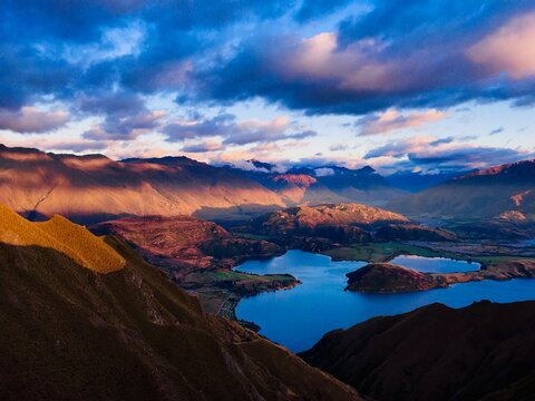 New Zeland Mountains sunrise © Gabriela