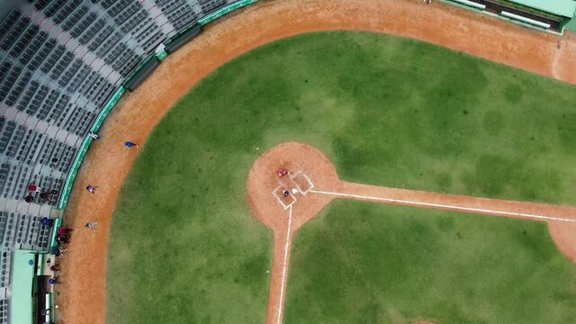 vista superior de j&oacute;venes practicando b&eacute;isbol en el estadio "tetelo vargas" en san pedro de macor&iacute;s, rep&uacute;blica dominicana, sesi&oacute;n de entrenamiento.