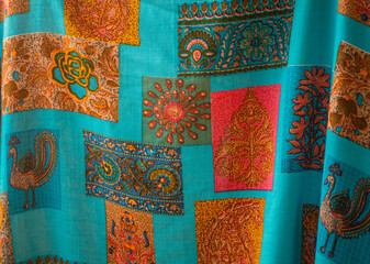 Egzotyczna hinduska kolorowa tkanina pełna symboli. - obrazy, fototapety, plakaty
