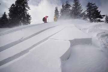 Descent of a dangerous avalanche