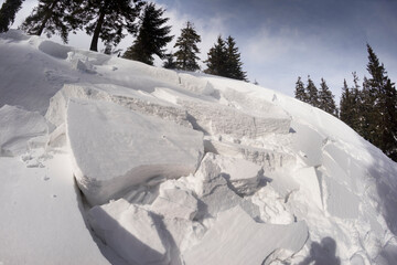 Fototapeta na wymiar Descent of a dangerous avalanche