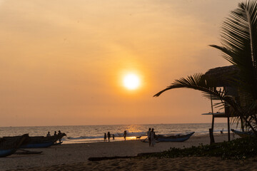 Piękny zachód słońca na plaży, tropikalny krajobraz z rybackimi łódkami. © insomniafoto