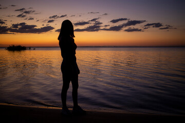 Fototapeta premium Joven apreciando el atarder