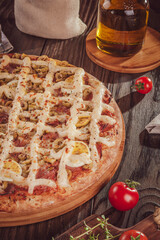 Pizza with mozzarella, calabrese sausage, eggs, catupiry, olive and oregano (Pizza especial de calabresa)