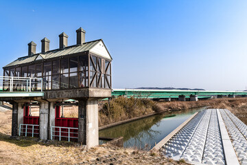 Fototapeta na wymiar 日本　旧北上川のとんがり屋根の水門と三陸道