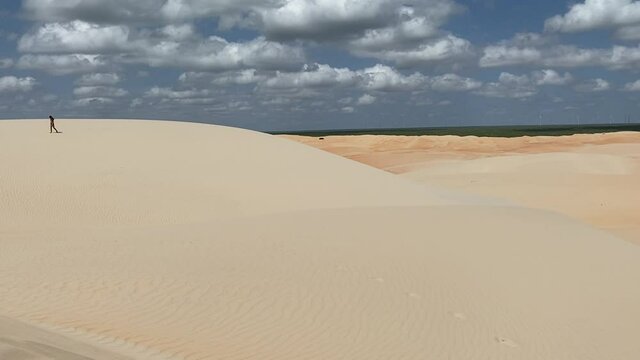 Dunas se movimentam no deserto