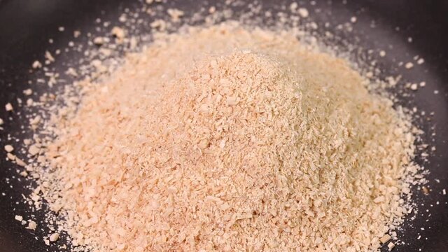 皿に盛った米ぬか　回転
