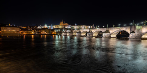 Fototapeta na wymiar .view of the illuminated Prague Castle and the Cathedral of St. Vitus and Charles Bridge on the Vltava River at night in the center of Prague in the Czech Republic