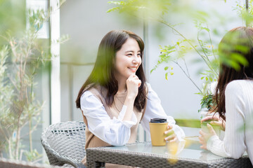 カフェでお茶をする女性