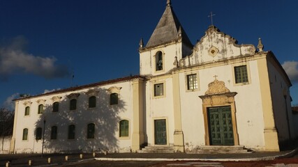 Igreja antiga em uma cidade histórica em um dia de céu azul
