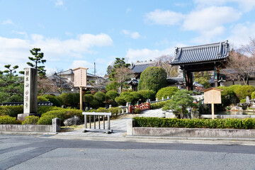 Naklejka premium 妙満寺 参道と山門 京都市