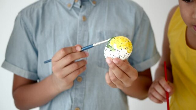 coloring and designing eggs for ester