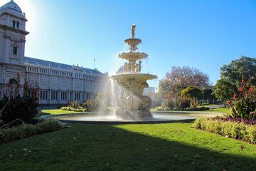 Fototapeta na wymiar Fountain with sun gleaming through water spray