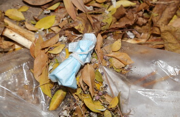Dispose of masks in the garbage the correct way