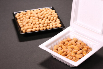 大豆とパック入りの納豆