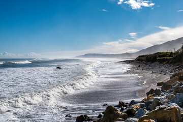 Obraz premium Ocean surf on a remote beach. South Island, New Zealand.