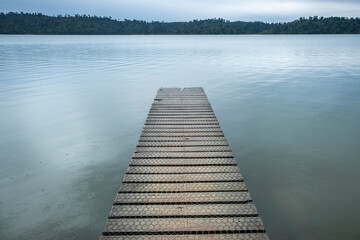 Obraz premium Jetty on the shore of a peaceful lake. South Island, New Zealand.