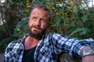 森の中で佇む白人の中年男性のポートレート