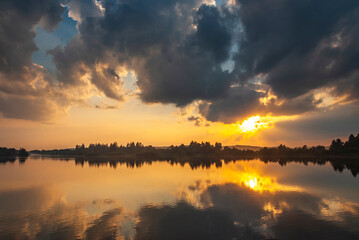 Mystischer Abendhimmel am See