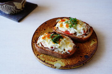 トマトとしらすのトースト