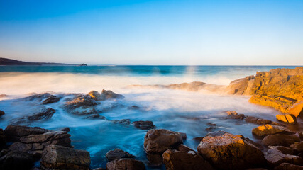 Fototapeta premium Wave Crashing Rocks at Mullimburra Point in Meringo Meringo