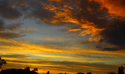 żółte i pomarańczowe chmury o zachodzie słońca © gosia