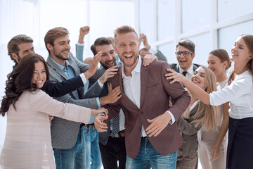 Obraz premium happy team of employees congratulating their colleague.