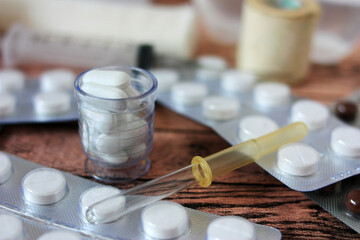 Fototapeta na wymiar Tablets and vitamins for the treatment of Covid 19