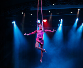 circus, show, acts, aerialist, artist, acrobats, aerial duo, aerial straps, aerial silk, theatre, theatre live, aerial hoop, silk, handstand, handbalance, show time, adagio, variety show, variety