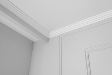 Detail of corner ceiling cornice with intricate crown moulding. - obrazy, fototapety, plakaty