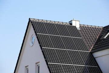 Fototapeta premium Einfamilienhaus mit Solaranlage bzw. Photovoltaikanlage