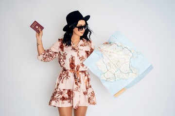 junge Frau mit Landkarte Tourist Urlaub Holiday Fernweh schwarze Haare modisch kurzes Kleid modern...