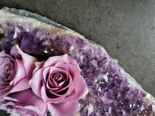 Decoration with pink roses and amethyst druse