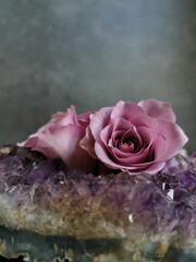 Vertical sdecoration with pink roses and amethyst druse