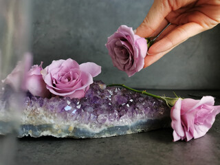 Decoration with pink roses and amethyst druse