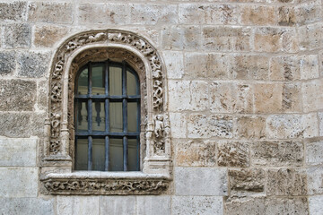 Ventana de piedra y barrotes hierro de arquitectura gótica en iglesia conventual de San Pablo, Valladolid