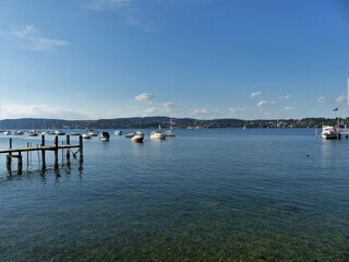 Obraz premium Bodensee mit Booten und hölzernem Bootssteg