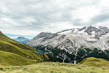 Lago di Fedaia incastonato tra le montagne