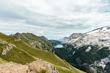 Fototapeta premium Lago di Fedaia incastonato tra le montagne