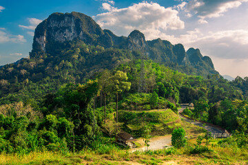 Obraz premium The natural background of the morning light rising in the middle of the sea and surrounded by mountains, cool breezes, the beauty of the ecology of the tourist attractions.